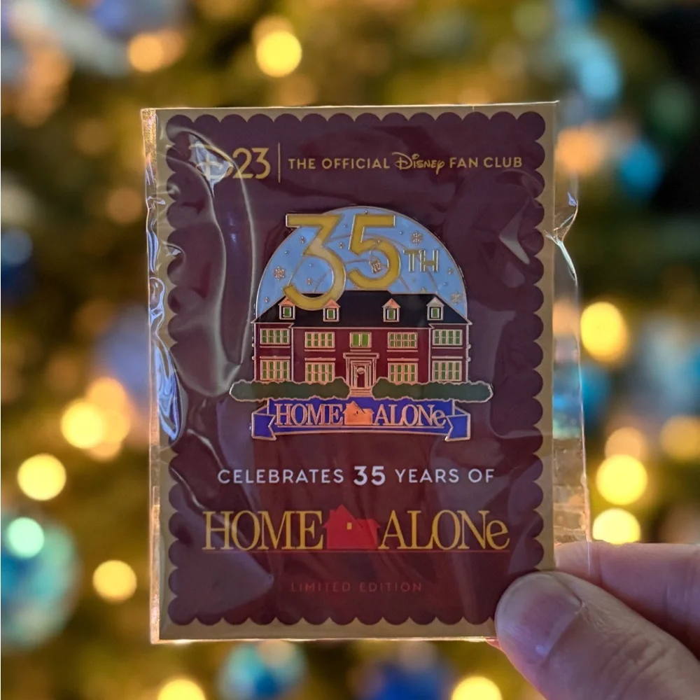 Disney D23 Exclusive Home Alone 35th Anniversary Trading Pin - Picture 1 of 3